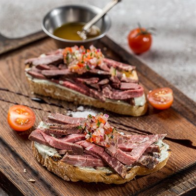 Брускетта с говяжьим ростбифом/ Bruschetta with roast beef 1751 - фото 4654