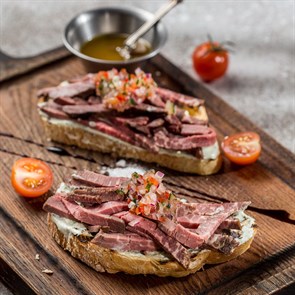 Брускетта с говяжьим ростбифом/ Bruschetta with roast beef 1751